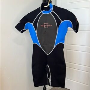 Black and Blue Women’s Medium wet suit Execute short sleeve and bottom